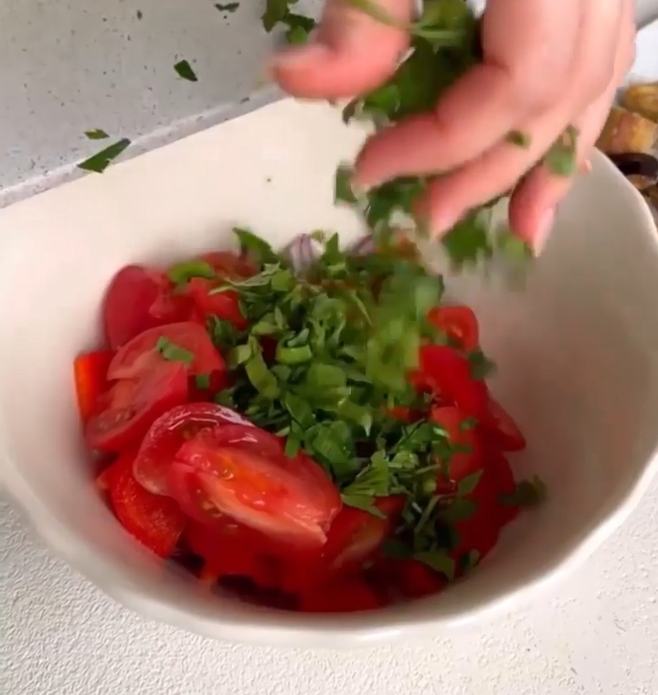Салат с жареными баклажанами Выкладываем в миску овощи, добавляем зелень. ?>