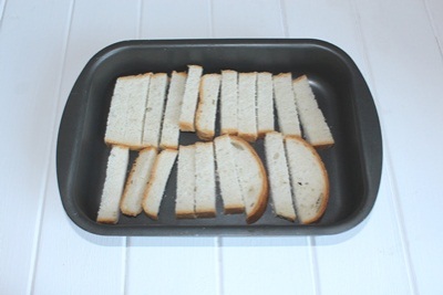 Панировочные сухари Выложить хлеб на противень. Включить духовку разогреть до 180°С. Поставить противень с хлебом в разогретую духовку на 15 минут. ?>