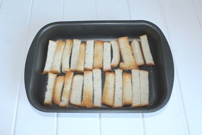 Панировочные сухари Достать противень, перевернуть кусочки хлеба не обжаренной стороной, поставить ещё на 15 минут. Достать сухари, и дать им остыть. ?>