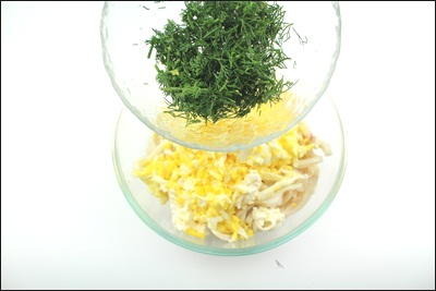 Salata, peynirli ve sarımsaklı kalamar. Yeşilleri ekleyin. ?>