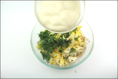 Salata, peynirli ve sarımsaklı kalamar. Mayonez ekleyin. Salatayı karıştırın. ?>
