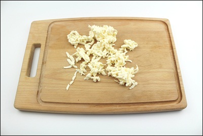 Salade, calmars au fromage et à l'ail. Grate the cheese. ?>