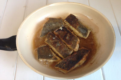 Жареная камбала. Укладываем рыбу на разогретую сковороду с маслом жарим на среднем огне до румяной корочки – примерно 5 минут. Переварачиваем рыбу накрываем крышкой продолжаем жарить рыбу еще минут 5. ?>