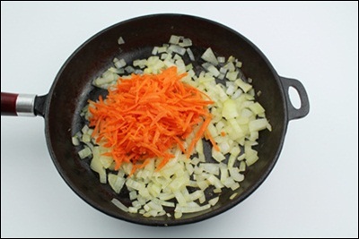 Saury soep Fruit ui en wortel in boter. ?>