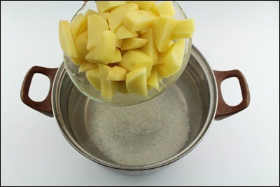 Saury çorbası Patatesleri ekleyin. Yaklaşık 10-15 dakika pişirin ?>