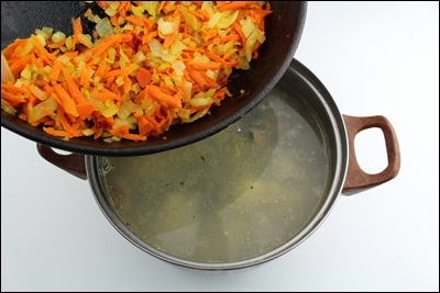 Supă de Saury Adăugați morcovi și ceapă. Condimentează cu sare și piper. Gatiti 5-10 minute. Supa Sayrovy este gata. ?>