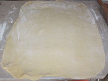 Cinnabon buns <b> PREPARATION OF BUNS. </b> <br> <br> Roll out the dough into a thin large layer. ?>