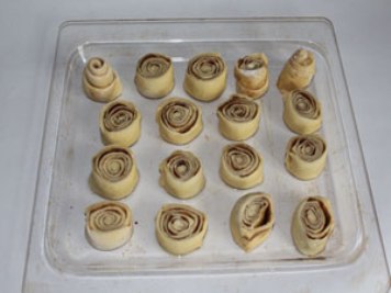 Cinnabon buns Lubricate the baking tray with butter, lay out the buns. We send the baking pan to the oven for 30 minutes, the temperature of the oven is 180 degrees. Lubricate the buns with cream. ?>