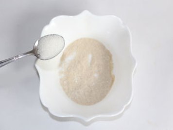 Cinnabon buns <b> PREPARING A TEST </b> <br> <br> Add 2 teaspoons of sugar to the yeast. ?>