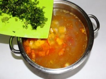 Легкий летний суп Добавит зелень.<br> Посолить, поперчить.<br> Варить 5-10 минут. ?>
