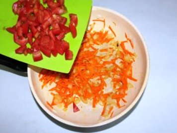 Легкий летний суп Спассеровать лук и морковь на растительном масле. <br> Обжарить помидоры вместе с луком и морковью. ?>