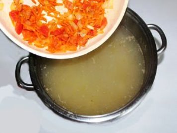 Легкий летний суп Добавит спассерованые овощи в бульон. ?>