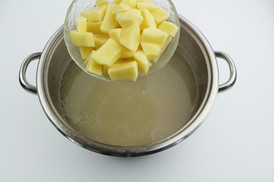 Rassolnik - Russian Soup Add potatoes to the broth. Cook for 10 minutes. ?>