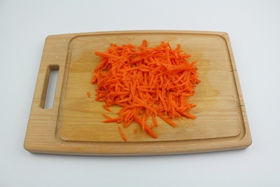 Rassolnik - Russian Soup Grate the carrots. ?>