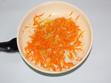 Суп фасолевый Спассеровать лук и морковь на растительном масле. ?>