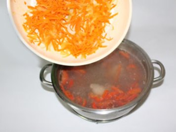 Суп фасолевый Когда картофель будет готов, добавит морковь и лук. ?>