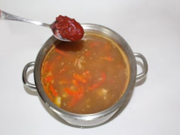 Суп фасолевый Добавить томатную пасту, посолить, поперчить, варить около 5-7 минут. Добавить зелень. ?>
