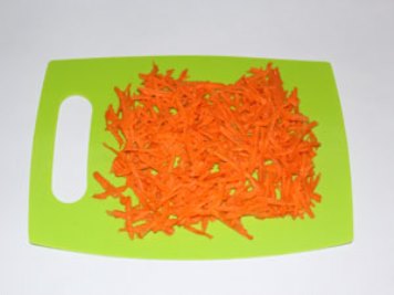 Bean soup Peel the carrots, grate. ?>