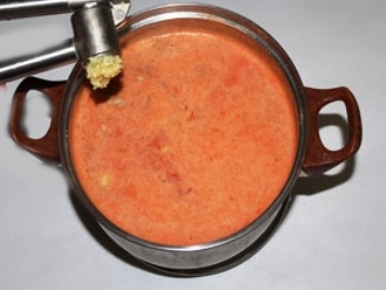Томатный суп Добавить чеснок, посолить поперчить, варить до готовности риса. <br>Дать настоятся 15 минут. ?>