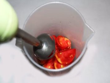 Tomato soup Chop the tomatoes with a blender. ?>