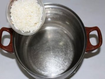Томатный суп В кастрюлю налить 1.5 литра воды, вскипятить. <br>В кипящую воду высыпать рис. ?>