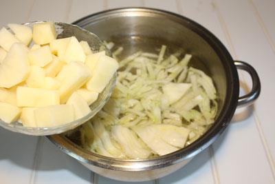 Борщ В бульон добавить картофель. Варить 10 минут. Посолить поперчить. ?>