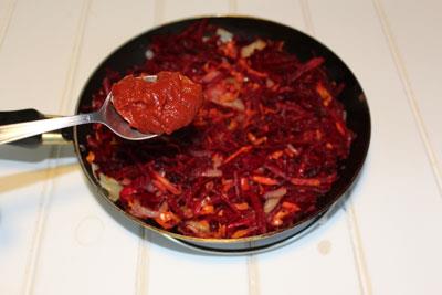 Борщ Добавить томатную пасту и перемешать, тушить данную смесь минут 7. ?>