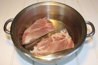 Борщ Мясо залить водой, варить 20 минут. ?>