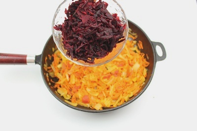 Beetroot is hot Add the beetroot, simmer for 5 minutes. ?>