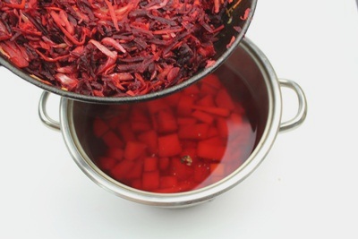Beetroot is hot Add the stewed vegetables to the pan. Add salt and pepper. ?>