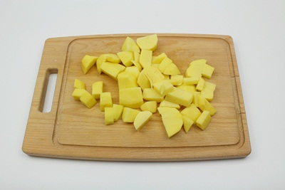 Свекольник горячий Картофель, почистить, нарезать на средние кубики. ?>