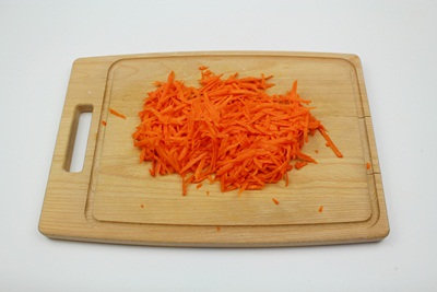 Beetroot is hot Grate the carrots on a coarse grater. ?>