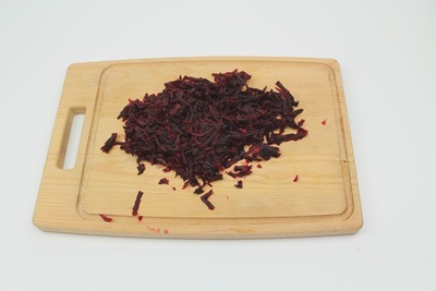 Beetroot is hot Take the beetroot out of the pan, cool it and grate it on a coarse grater. ?>