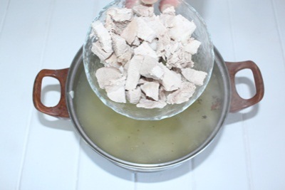 मशरूम का सूप मांस जोड़ें। 10 मिनट तक पकाएं। ?>