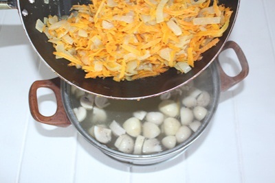 Champignonsoep Voeg gebakken uien en wortels toe. ?>