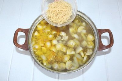 मशरूम का सूप नूडल्स डालें, 5 मिनट तक पकाएं। ?>