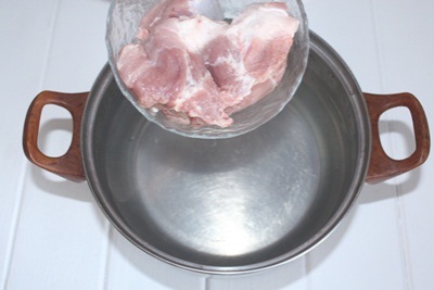 Sopa de champiñones Vierta la carne con agua, cocine por 20 minutos. ?>