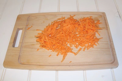 Pilz Suppe Karotten auf einer groben Reibe reiben. ?>