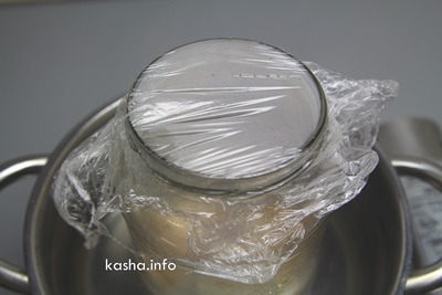 Kagylóhús Fedje le az üveg nyakát fóliával. Hagyja az üveget az edényben 30 percig. ?>