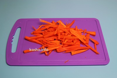 Carne de almeja con verduras Pelar las zanahorias, cortarlas en tiras. ?>