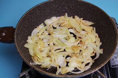 Carne de almeja con verduras Freír las cebollas en aceite. ?>
