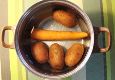 Olivie Laviamo le patate e le carote. Bolliamo. ?>