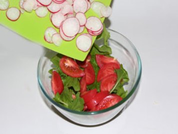 Salată cu rucola Adăugați ridichile. ?>