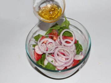 Salat med arugula Tilsæt dressing til salaten. ?>
