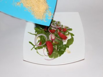 Salad with arugula Mix everything, sprinkle with cheese. ?>