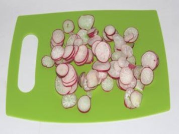Salaatti rucolaa Pese retiisi ja leikkaa se ohuiksi viipaleiksi. ?>