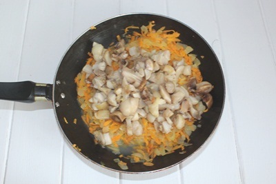 Salada com milho e cogumelos Adicione as cenouras, frite um pouco. ?>