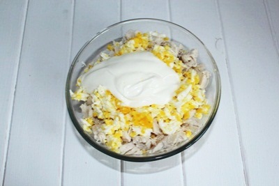 Salad with corn and mushrooms Add mayonnaise. Mix the salad well. ?>