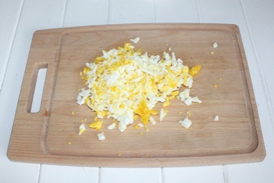Salat mit Mais und Pilzen Kochen Sie die Eier, schälen Sie sie auf einer mittleren Reibe. ?>