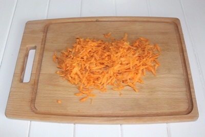 玉米和蘑菇沙拉 磨碎在粗磨丝器上的胡萝卜。 ?>